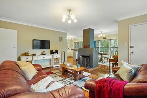 TV, fireplace - Kohi Family Home With Netflix & Gardens View (Auckland Central Suburbs)