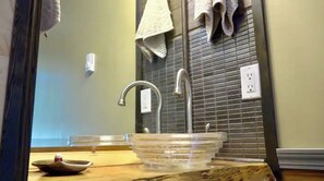 Hair dryer, towels, soap, shampoo - Iman Treetop Loft (Stevenson)