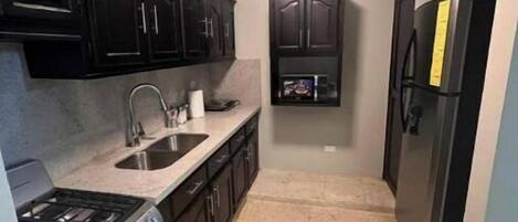 Kühlschrank, Mikrowelle, Ofen, Herdplatte