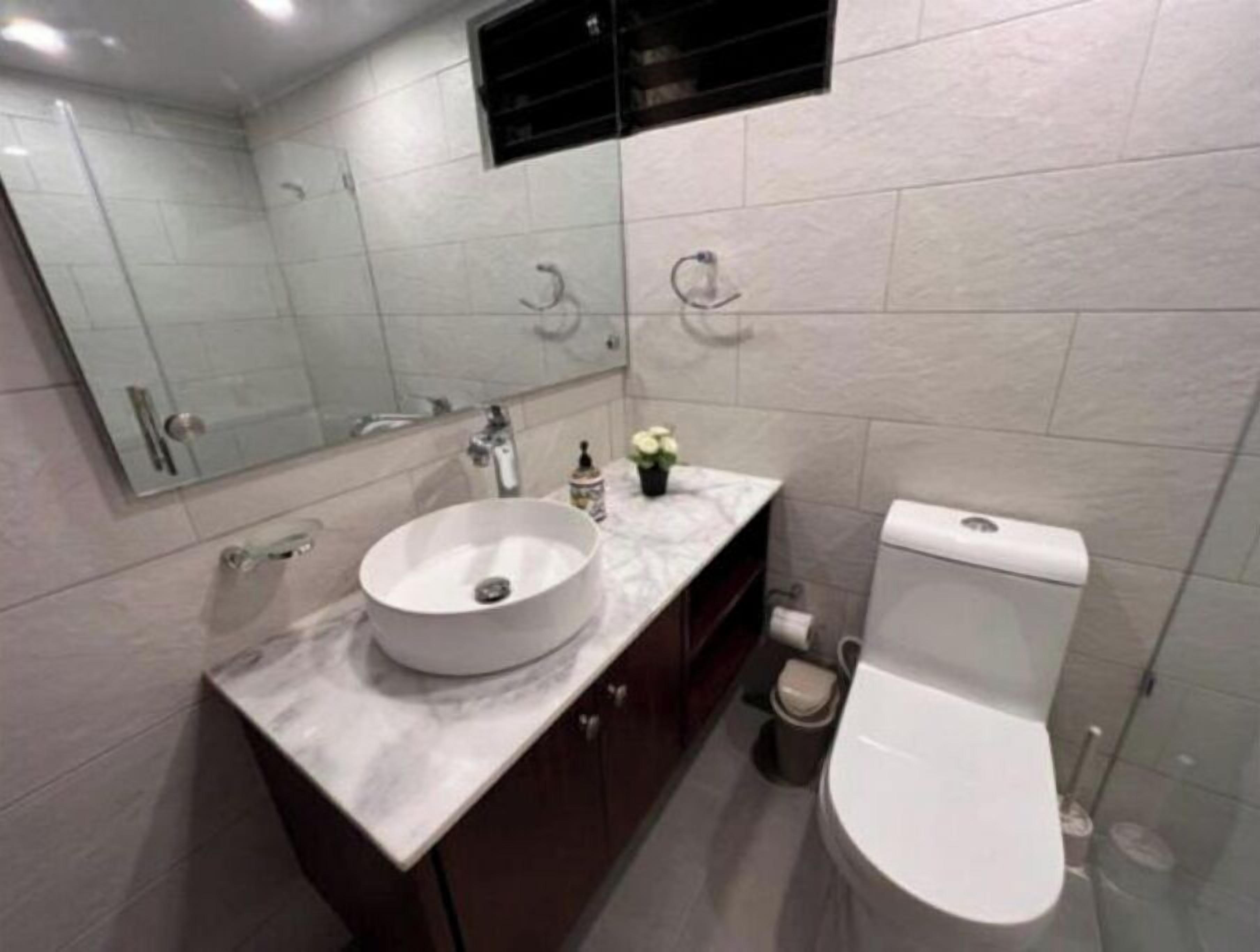 Douche, séchoir à cheveux, bidet, serviettes fournies