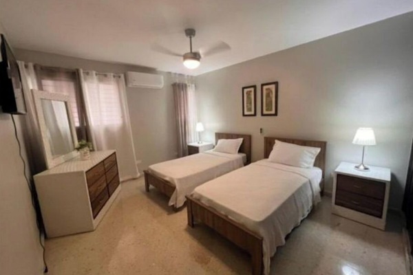 3 slaapkamers, een strijkplank/strijkijzer, gratis wifi, beddengoed