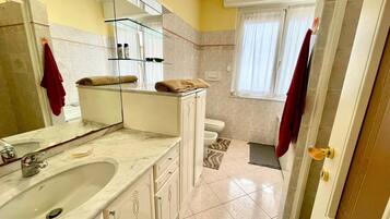 Baignoire, sĂšche-cheveux, serviettes fournies