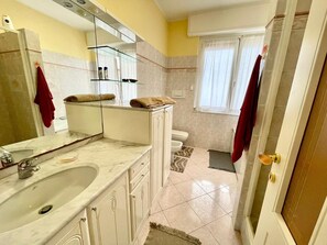 Badewanne, Haartrockner, Handtücher