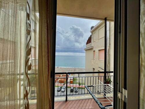 Maison de vacances Casa Conchiglia avec vue sur la mer et balcon.