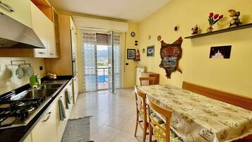 Køleskab, mikrobølgeovn, ovn, kogeplade