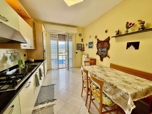 Fridge, microwave, oven, stovetop - Holiday Home Casa Conchiglia with Sea View & Balcony (Vado ligure)