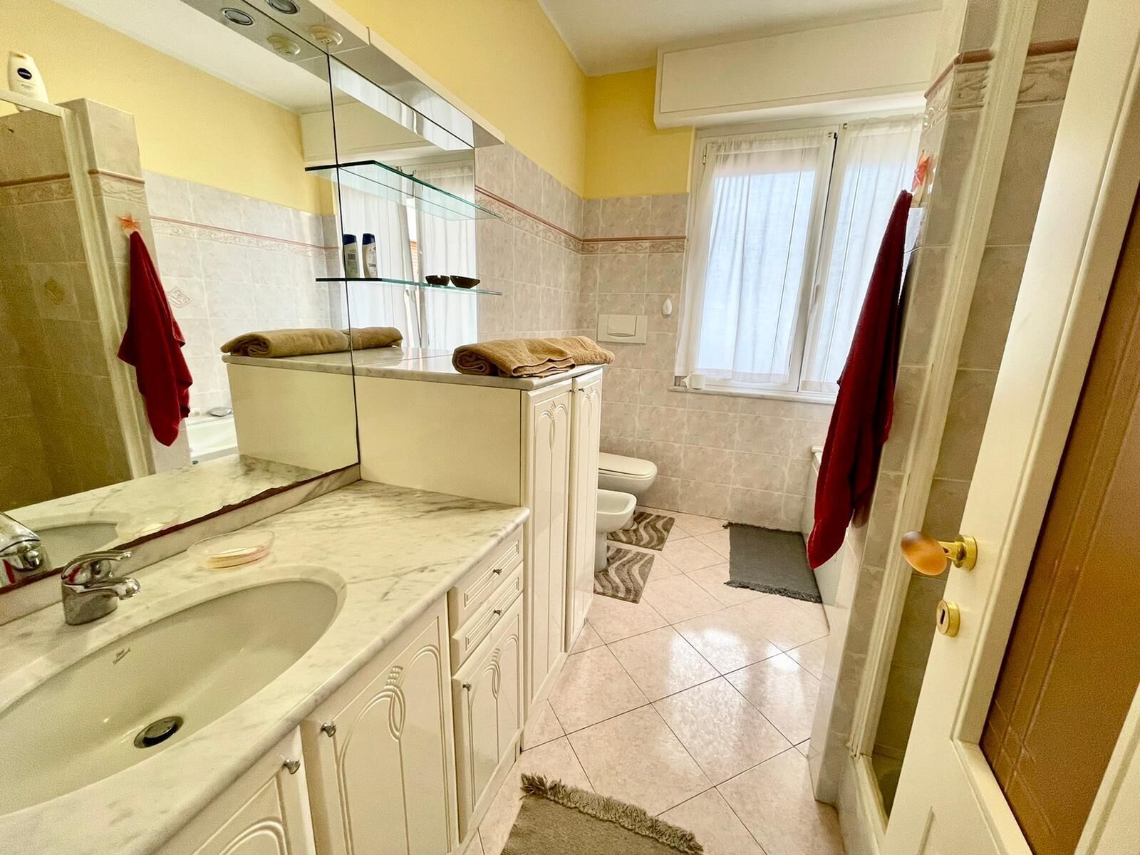 Badkar, hårtork och handdukar