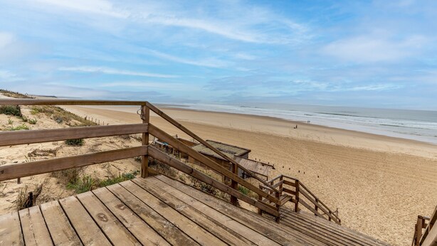 A wooden boardwalk leading to a beach with a clear sky. - Apartment with Private Terrace & Shared Garden (Mimizan)