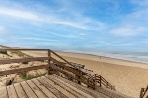 A wooden boardwalk leading to a beach with a clear sky. - Apartment with Private Terrace & Shared Garden (Mimizan)