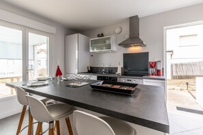 Een koelkast, een microgolfoven, een oven, een kookplaat