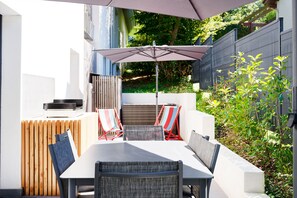 Outdoor dining - Vacation Home "Maison Aranea" with Mountain View, Private Terrace & Wi-Fi (Ascain)