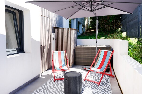 Terrace/patio - Vacation Home "Maison Aranea" with Mountain View, Private Terrace & Wi-Fi (Ascain)