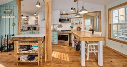 Renovated Cottage! Overlooks Dale Hollow!