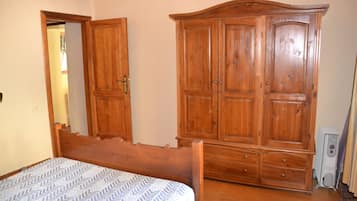 1 bedroom, iron/ironing board, travel crib, WiFi