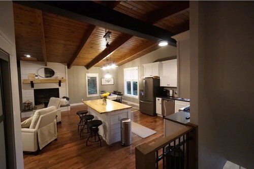 Stunning Wooded Retreat!  A River Runs Through It…Hot Tub-Arcade-Kayaks-Nature