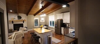 Stunning Wooded Retreat!  A River Runs Through It…Hot Tub-Arcade-Kayaks-Nature