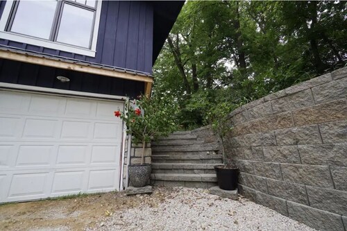 Stunning Wooded Retreat!  A River Runs Through It…Hot Tub-Arcade-Kayaks-Nature