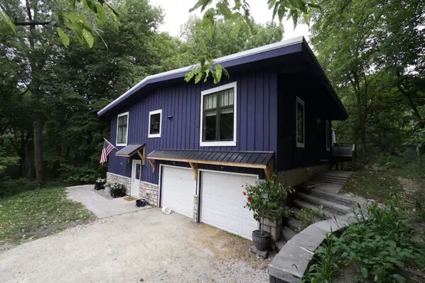 Exterior - Stunning Wooded Retreat!  A River Runs Through It…Hot Tub-Arcade-Kayaks-Nature (Waverly)