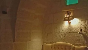 خزنة داخل الغرفة وتجهيزات عازلة للصوت ومكواة/لوح كي وواي فاي مجانًا