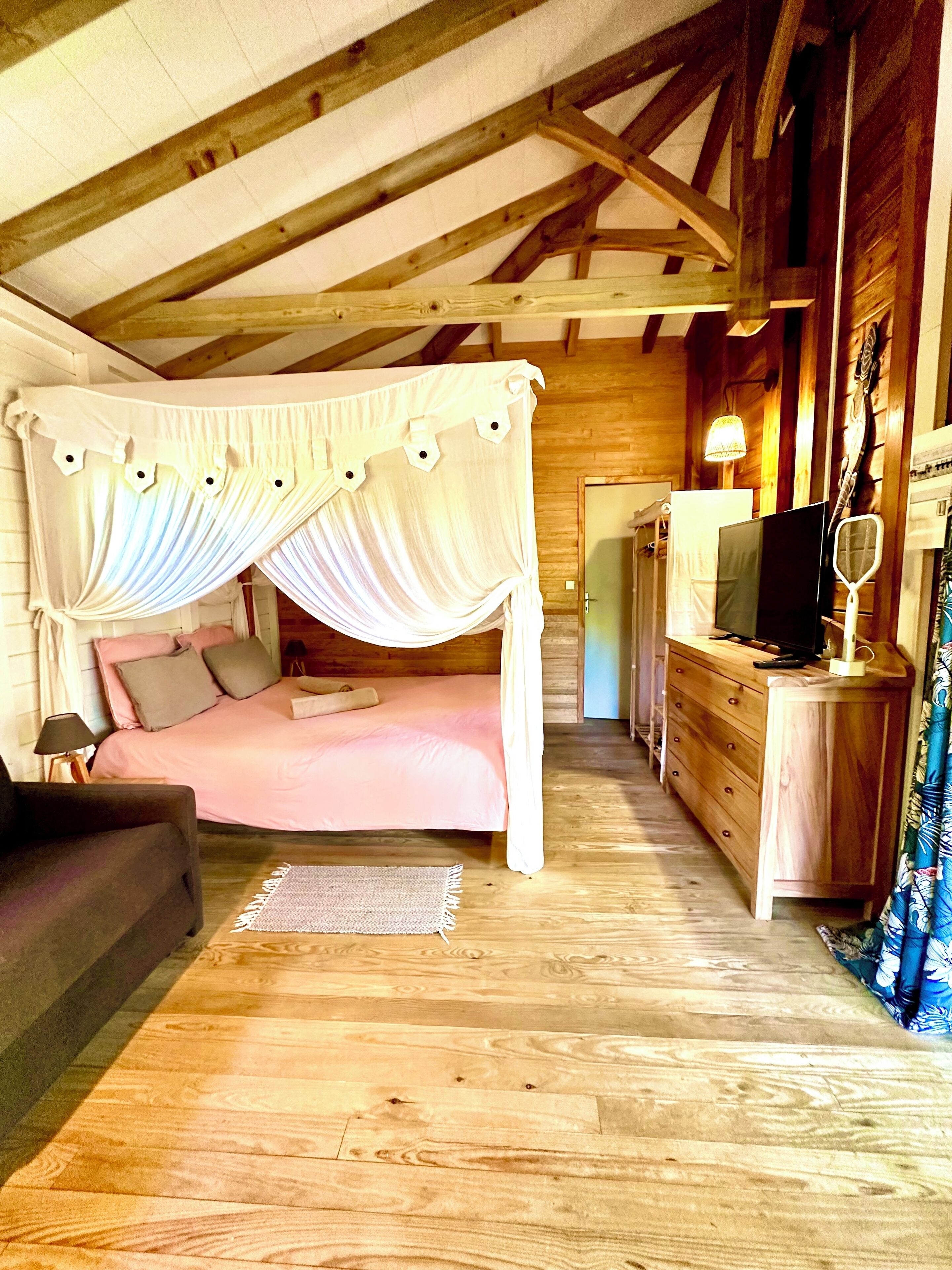 1 chambre, fer et planche à repasser, lit parapluie, Wi-Fi gratuit