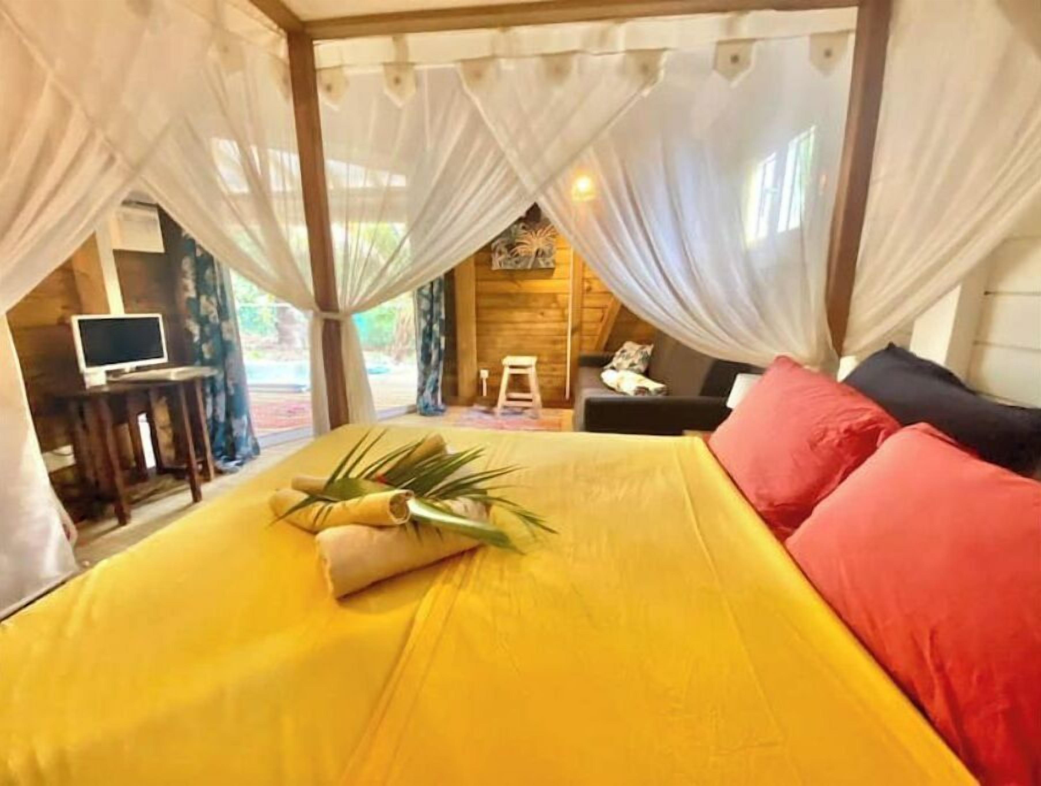 1 habitación, tabla de planchar con plancha y cuna de viaje 