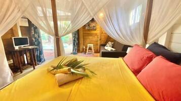 1 habitación, tabla de planchar con plancha y cuna de viaje