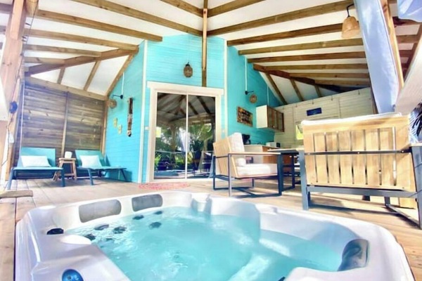 Outdoor spa tub