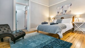 3 habitaciones, tabla de planchar con plancha y cuna de viaje 