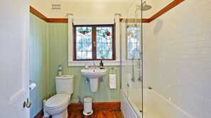 Combined shower/bathtub, hair dryer, towels