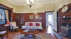Smart TV, fireplace, books - Kings Bower at Katoomba (Katoomba)