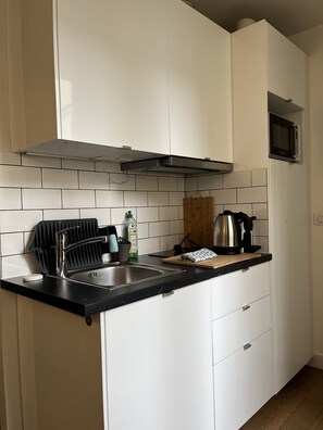 Réfrigérateur, micro-ondes, four, plaque de cuisson