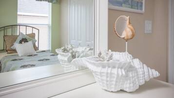 House, Multiple Beds (Margarita's West Haven Vacation Home) | 5 bedrooms