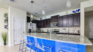 Appartement, Meerdere bedden (A Touch of Blue at Windsor Island Res) | Privékeuken | Een waterkoker, een broodrooster, een eettafel
