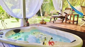 Outdoor spa tub - Villa Gaïa: Bungalow Ti-zen & spa - Parc Tropical (LE DIAMANT)