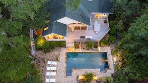 A modern house with a swimming pool, outdoor seating, and a well-maintained garden. - Hilton Head Retreat • Private Pool + Deck Dining + Near Beach | Hilton Lagoon (Hilton Head Island)