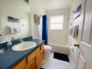 Maison, plusieurs lits (The Dunes Getaway Home ) | Salle de bain