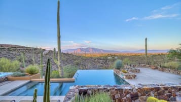 Utendørsbasseng og et oppvarmet basseng