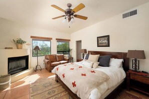 3 habitaciones, escritorio y tabla de planchar con plancha 