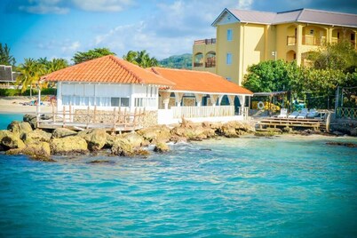 Sea Breeze Escape - Resort Condo in Runaway Bay