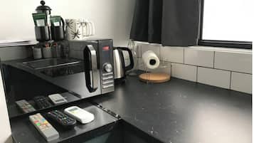 Réfrigérateur, micro-ondes, four, plaque de cuisson