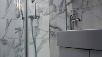 Douche, sĂšche-cheveux, serviettes fournies, savon