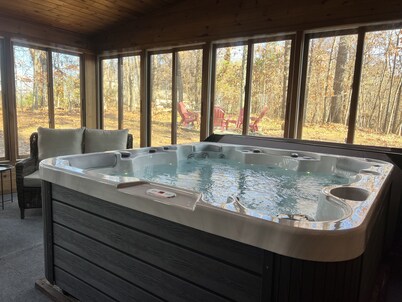 Cabin In The City - Hot Tub, Fire Pit & Forest Trails