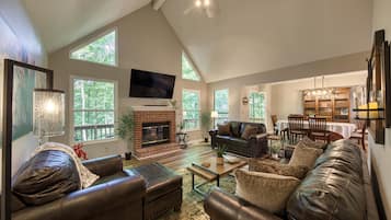 智能電視、壁爐、足球機、書籍