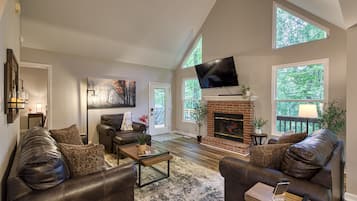 TV connectée, cheminée, baby-foot, livres