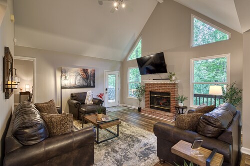 Cabin In The City - Hot Tub, Fire Pit & Forest Trails