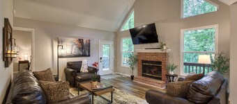 Cabin In The City - Hot Tub, Fire Pit & Forest Trails