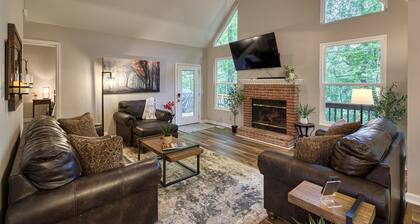 Cabin In The City - Hot Tub, Fire Pit & Forest Trails