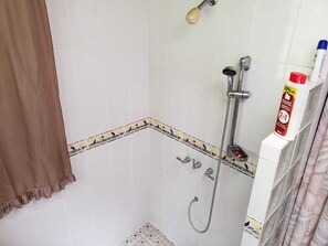 Ducha, secador de pelo, toallas y jabón