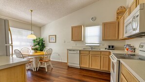 House, Multiple Beds (Patrick's Clear Creek Hideout) | Private kitchen - Patrick's Clear Creek Hideout (Clermont)