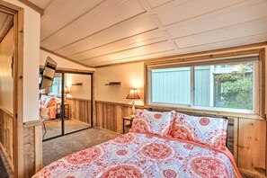 2 bedrooms, Internet, bed sheets - Walk to Big Bear Lake: Cozy Cabin w/ Deck (Big Bear Lake)